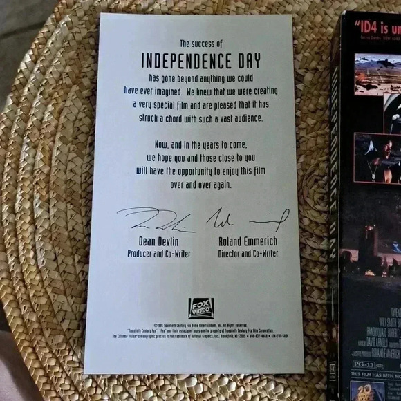 Movie VHS INDEPENDENCE DAY WITH SIGNED HOLOGRAM CARD - Picture 5 of 5